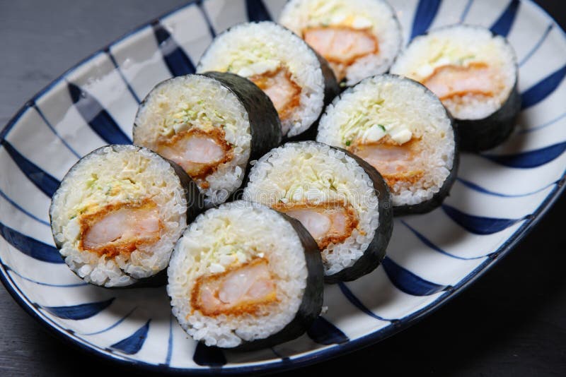 Estúdio ascendente próximo disparado de rolos de sushi da costoleta do camarão fotos de stock royalty free Estúdio ascendente próximo disparado de rolos de sushi da costoleta do camarão fotos de stock royalty free