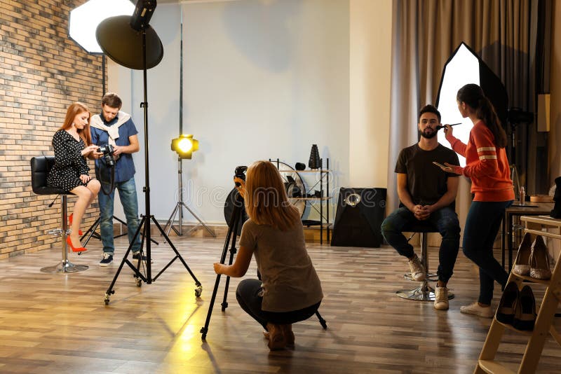 Estúdio da foto com equipamento e a equipe profissionais foto de stock royalty free Estúdio da foto com equipamento e a equipe profissionais foto de stock royalty free