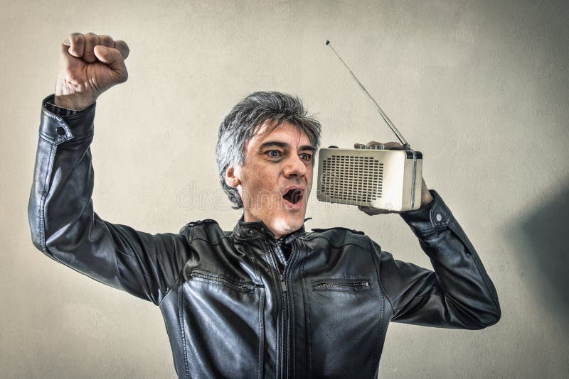 Esultanza dell'uomo che ascolta la radio fotografie stock Esultanza dell'uomo che ascolta la radio fotografie stock