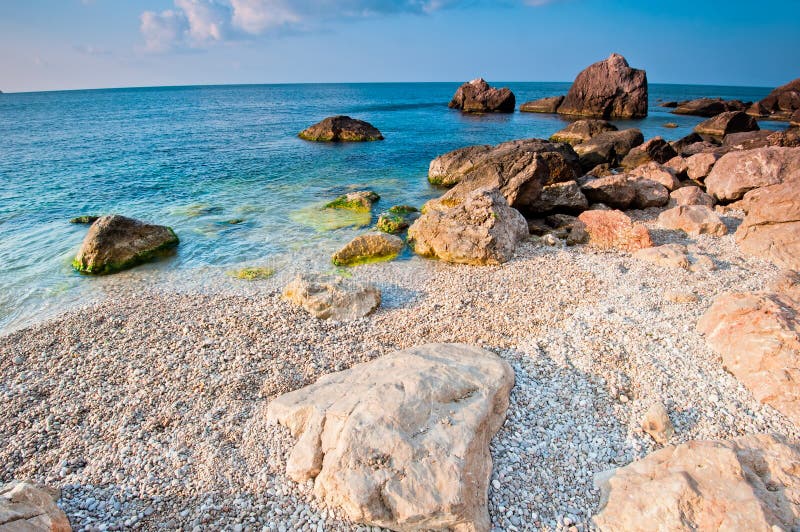 Esvazie a costa sul abandonada da praia imagem de stock royalty free