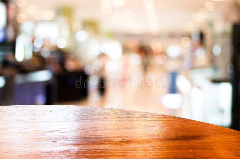 Esvazie em volta do tampo da mesa no fundo borrado cafetaria com bok