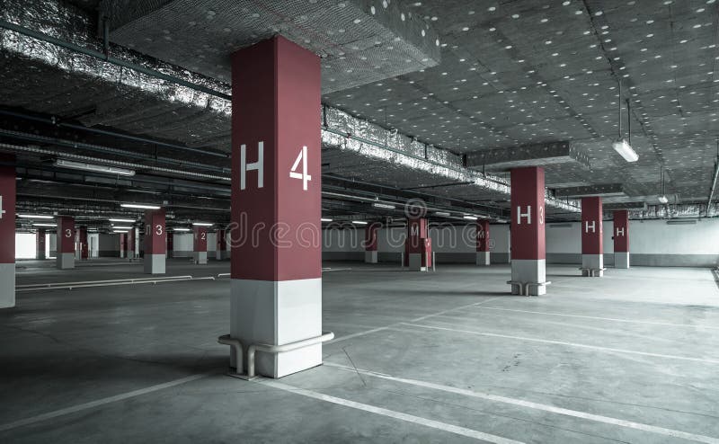 Esvazie a garagem de estacionamento subterrânea foto de stock royalty free Esvazie a garagem de estacionamento subterrânea foto de stock royalty free
