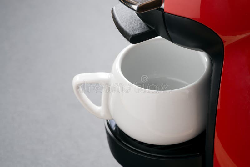 Esvazie o copo de café branco na máquina do café