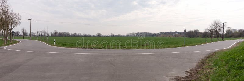 Esvazie o panorama curvado da estrada asfaltada imagens de stock