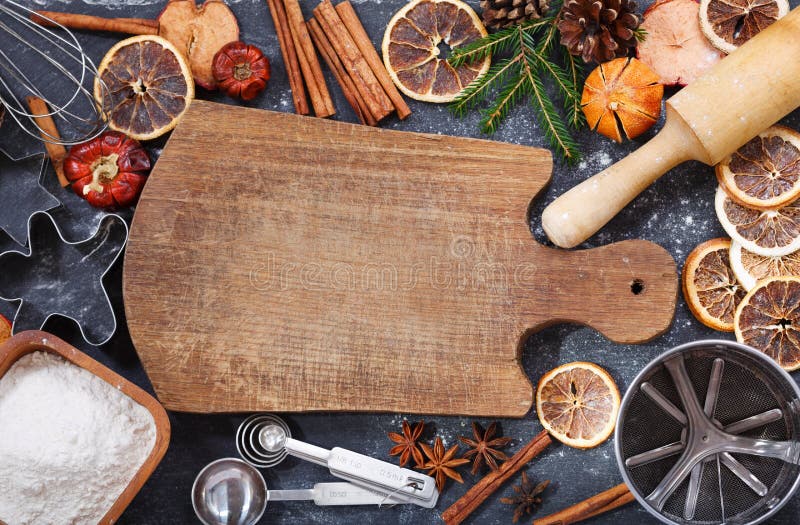 Esvazie a placa de madeira e os ingredientes para cozinhar o cozimento do Natal fotos de stock