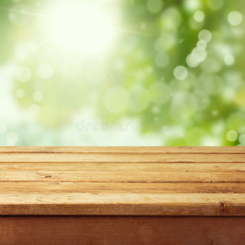 Tabela de madeira vazia da plataforma com bokeh da folha
