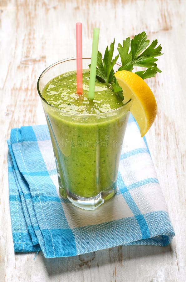 Esverdeie o suco vegetal foto de stock Esverdeie o suco vegetal foto de stock