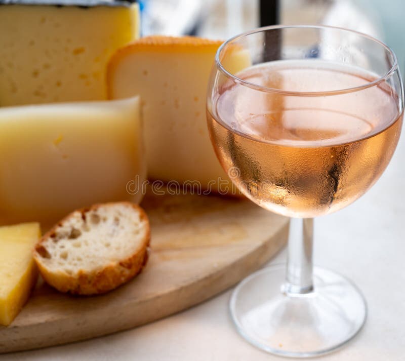 Dégustation Et Accord De Vin De Champagne Français Avec Crêpes, Crème  Fraîche, Caviars De Poisson Rouge Et Noir Et Vue Sur Les Vignobles Verts De  Champagne Près D'Epernay En Arrière-plan Banque D'Images