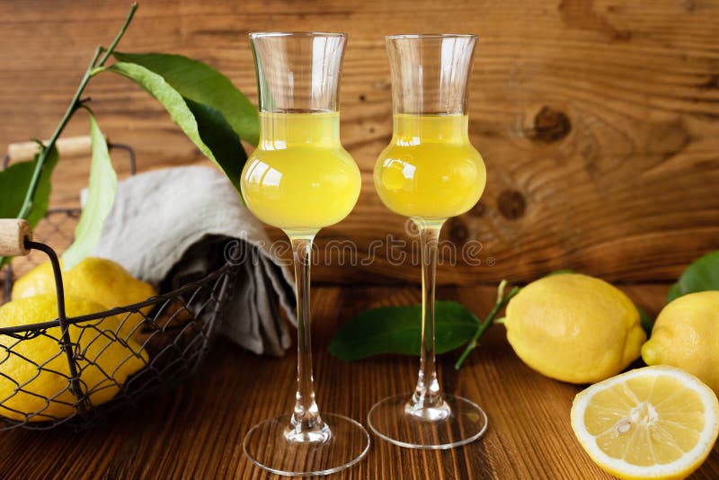 Limoncello Italien Et Citrons Frais Sur Un Fond En Bois Rustique