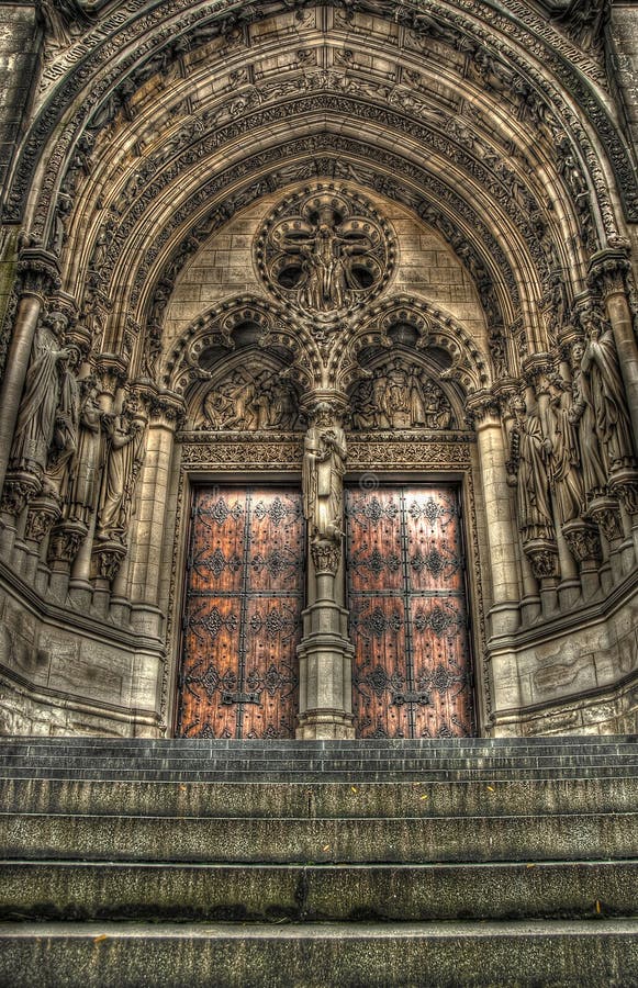 Etapas a um jogo de portas góticos da igreja. imagens de stock Etapas a um jogo de portas góticos da igreja. imagens de stock