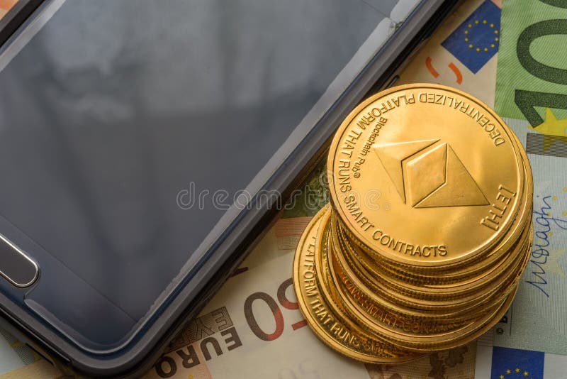 Ethereum monety brogować na euro notatkach obok smartphone, przyszłościowego pojęcia pieniężna waluta, crypto waluta znak fotografia royalty free Ethereum monety brogować na euro notatkach obok smartphone, przyszłościowego pojęcia pieniężna waluta, crypto waluta znak fotografia royalty free