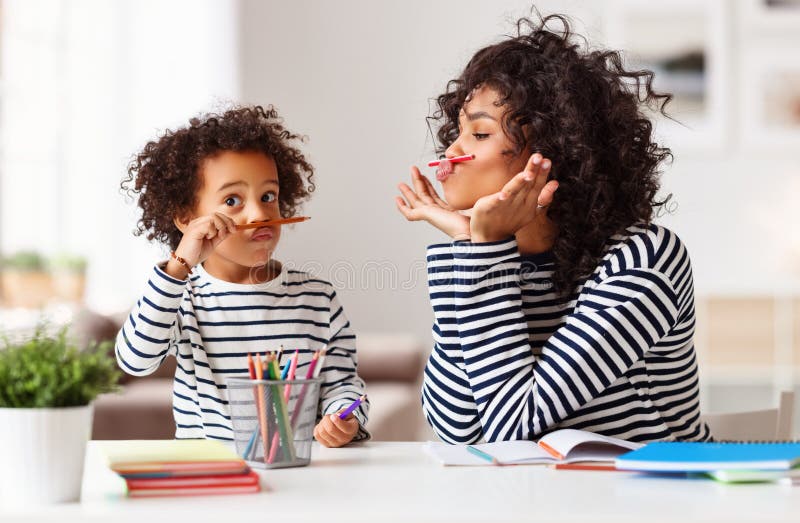 Ethnische Mutter und Sohn, die Hausaufgaben Gesicht verzieht und lizenzfreies stockfoto