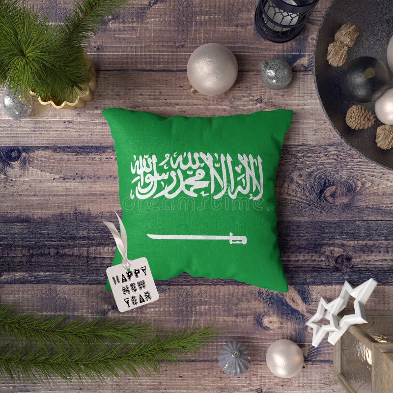 Etichetta del buon anno con la bandiera del tomo e di Principe dell'Arabia Saudita sul cuscino Concetto della decorazione di Nata royalty illustrazione gratis Etichetta del buon anno con la bandiera del tomo e di Principe dell'Arabia Saudita sul cuscino Concetto della decorazione di Nata royalty illustrazione gratis