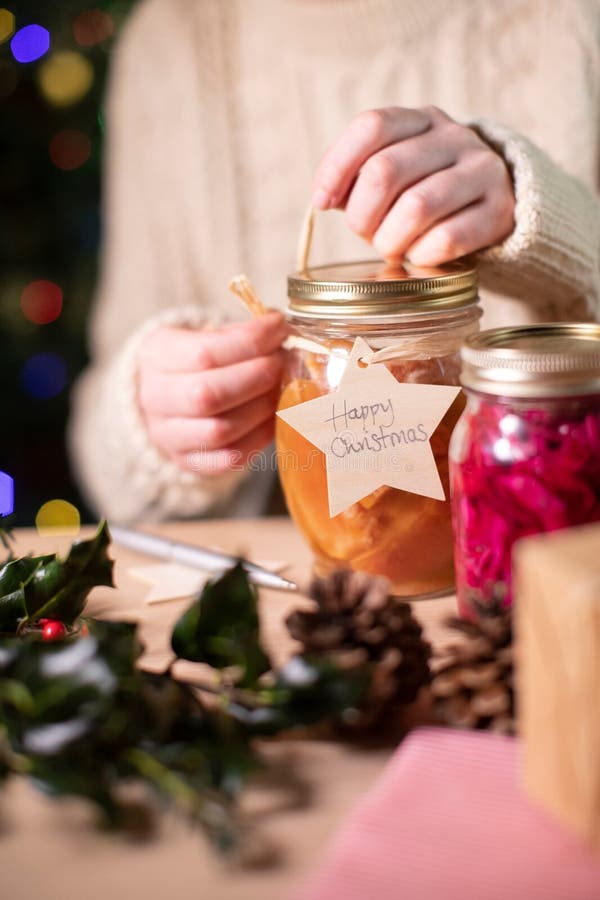 Etichettatura Del Regalo Di Legno Riutilizzabile Su Barattoli Di Frutta Preservata Per Il Regalo Di Natale Ecologico fotografie stock