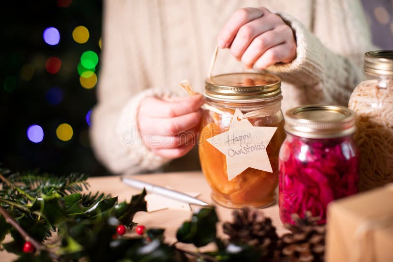 Etichettatura Del Regalo Di Legno Riutilizzabile Su Barattoli Di Frutta Preservata Per Il Regalo Di Natale Ecologico immagini stock libere da diritti