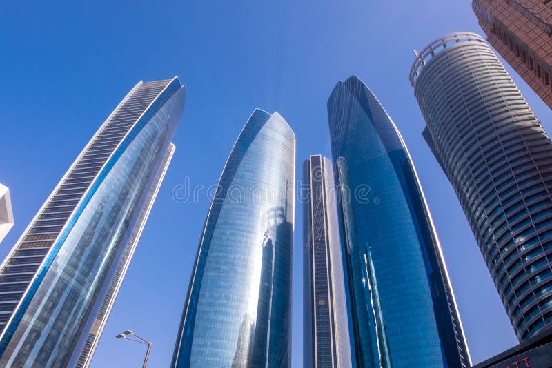 Etihad står högt i i stadens centrum Abu Dhabi royaltyfri bild Etihad står högt i i stadens centrum Abu Dhabi royaltyfri bild