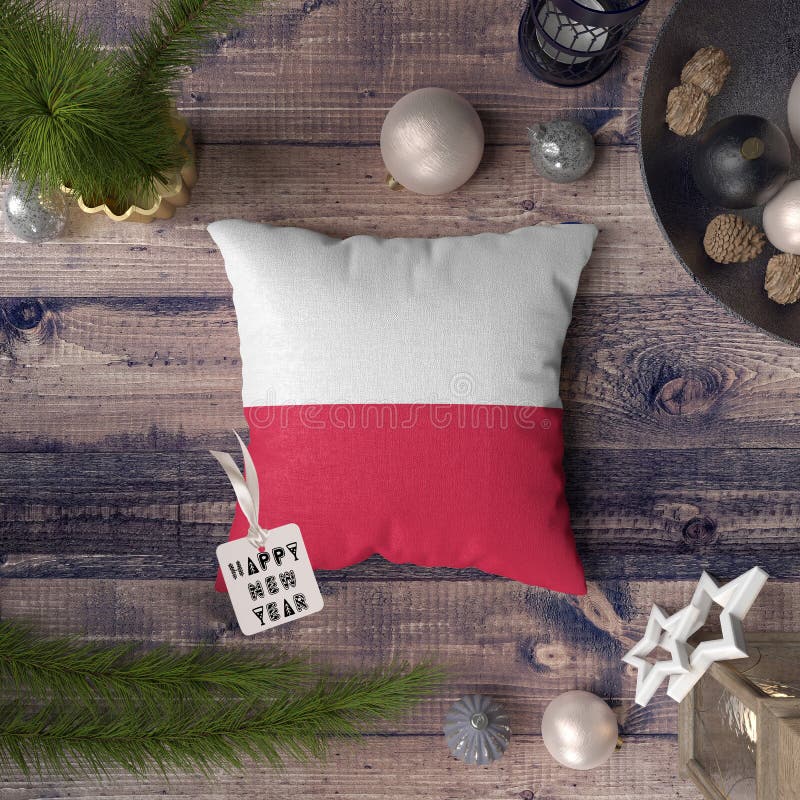 Etiqueta do ano novo feliz com a bandeira do Pol?nia no descanso Conceito da decora??o do Natal na tabela de madeira com objetos imagem de stock royalty free Etiqueta do ano novo feliz com a bandeira do Pol?nia no descanso Conceito da decora??o do Natal na tabela de madeira com objetos imagem de stock royalty free
