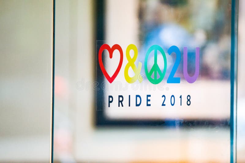 Etiqueta engomada 2018 del orgullo en la ventana fotos de archivo Etiqueta engomada 2018 del orgullo en la ventana fotos de archivo