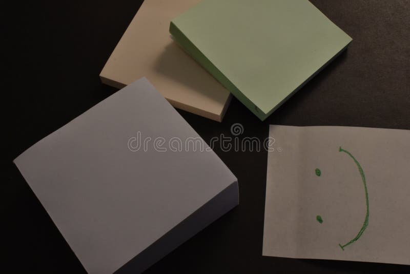 Etiquetas de papel do escritório no fundo preto ilustração stock Etiquetas de papel do escritório no fundo preto ilustração stock