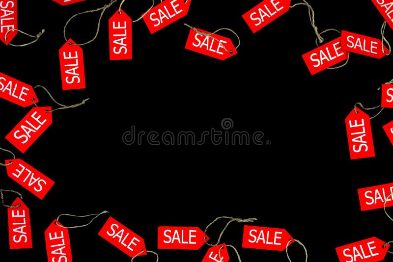 Etiquetas rojas de la tienda de la venta y del descuento aisladas en bakcground negro con el espacio para el texto durante el día