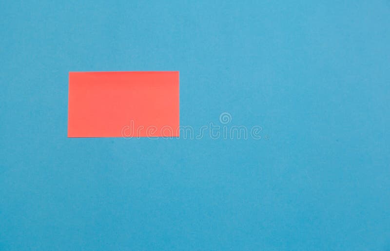 Etiquetas vazias cor-de-rosa do quadrado do papel no fundo azul, espaço da cópia fotos de stock Etiquetas vazias cor-de-rosa do quadrado do papel no fundo azul, espaço da cópia fotos de stock