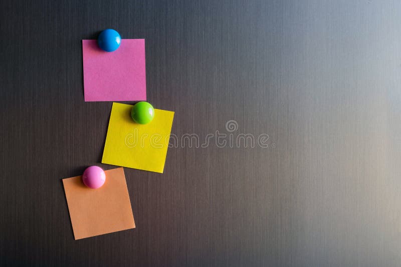 Etiquetas vazias para notas no refrigerador unido com ímãs imagens de stock royalty free Etiquetas vazias para notas no refrigerador unido com ímãs imagens de stock royalty free