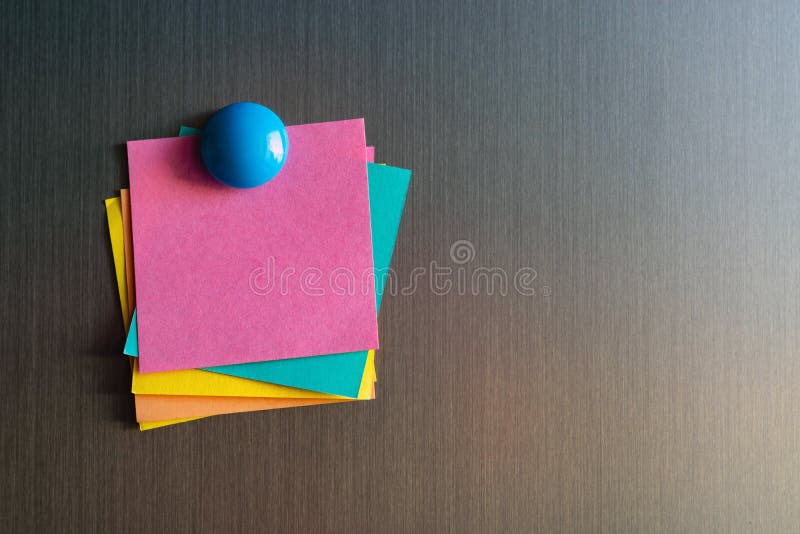 Etiquetas vazias para notas no refrigerador unido com ímãs imagens de stock Etiquetas vazias para notas no refrigerador unido com ímãs imagens de stock