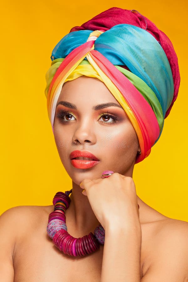 Etniczna afro amerykańska kobieta na żółtym tle obrazy stock Etniczna afro amerykańska kobieta na żółtym tle obrazy stock