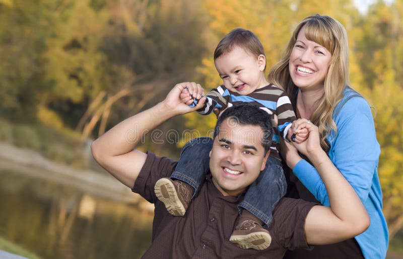 Etniczna rodzinna szczęśliwa mieszająca mieszać rasa