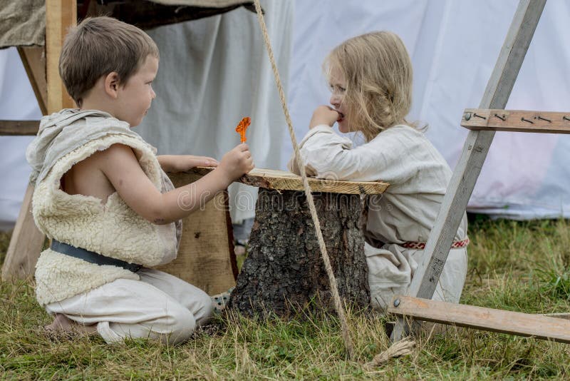Etniczny festiwal Antyczna kultura życie średniowieczna wioska Mistrzowie chłopi i wojownicy obrazy stock