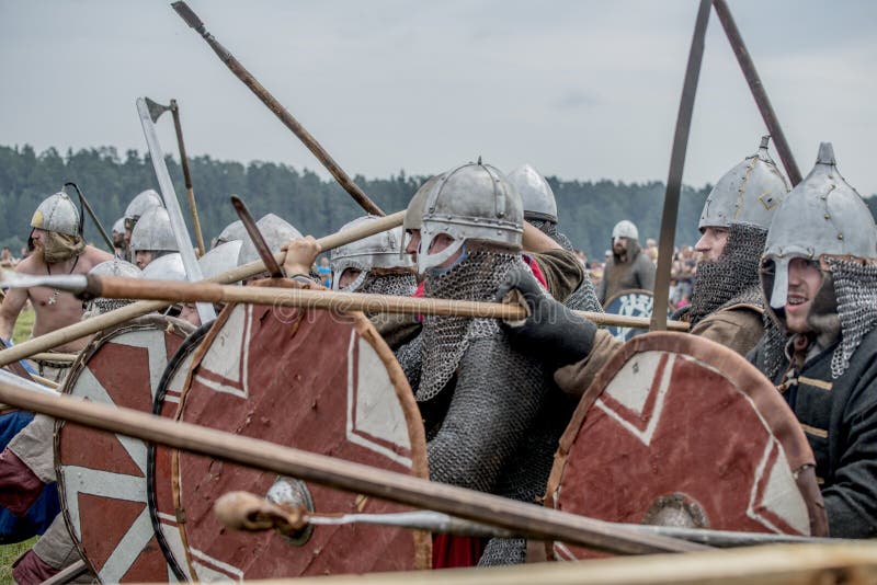 Etnisk festival av forntida kultur Rekonstruktion av medeltida krigare av riddare i strid