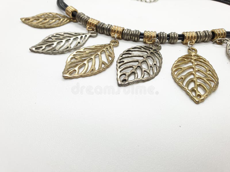 Etnisk Retro halsband för tappningklassikerkvinna från färg för för rostfritt stålaluminiumguld och silver i vit bakgrund 12 royaltyfri bild Etnisk Retro halsband för tappningklassikerkvinna från färg för för rostfritt stålaluminiumguld och silver i vit bakgrund 12 royaltyfri bild