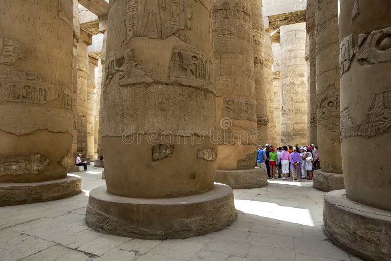 Ett avsnitt av de jätte- kolonnerna som är bekanta som den Hypostyle Hallen inom den Karnak templet & x28en; Tempel av Amun& x29; royaltyfri foto Ett avsnitt av de jätte- kolonnerna som är bekanta som den Hypostyle Hallen inom den Karnak templet & x28en; Tempel av Amun& x29; royaltyfri foto