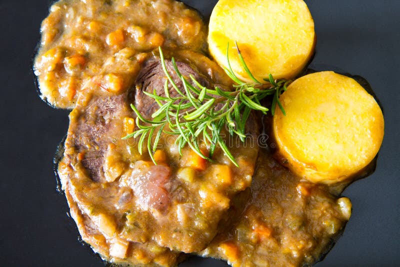 Ett bräserat kött med polenta fotografering för bildbyråer