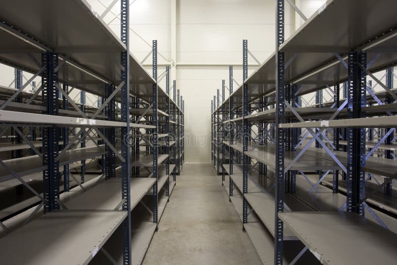 Ett enormt lager med tomma rack för lagring av moderna designade metallhyllor för distribution