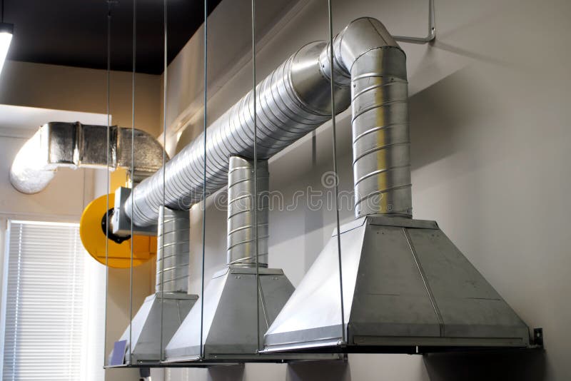 Ett exempel av att installera avgasrörventilation över en arbetsplats i en industriområde arkivfoto Ett exempel av att installera avgasrörventilation över en arbetsplats i en industriområde arkivfoto