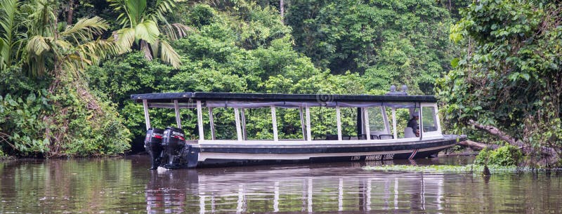 Ett fartyg i den Tortuguero nationalparken fotografering för bildbyråer Ett fartyg i den Tortuguero nationalparken fotografering för bildbyråer