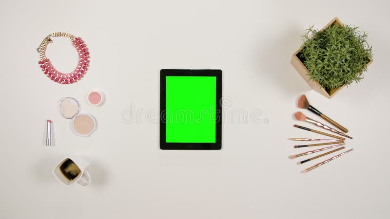 Ett finger för dam` som s trycker på en minnestavla fotografering för bildbyråer Ett finger för dam` som s trycker på en minnestavla fotografering för bildbyråer