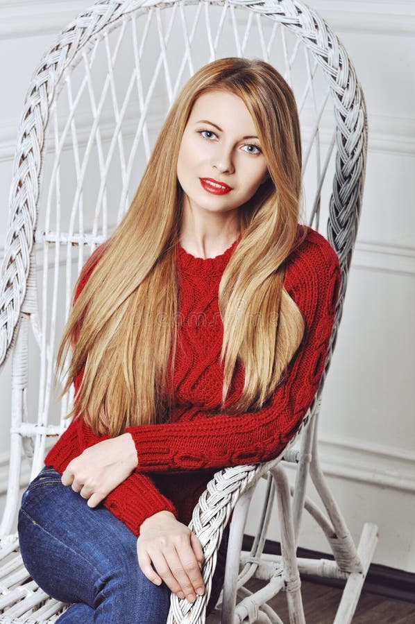 Ett foto av den härliga flickan är i modestil, glamour röd tröja royaltyfria foton Ett foto av den härliga flickan är i modestil, glamour röd tröja royaltyfria foton