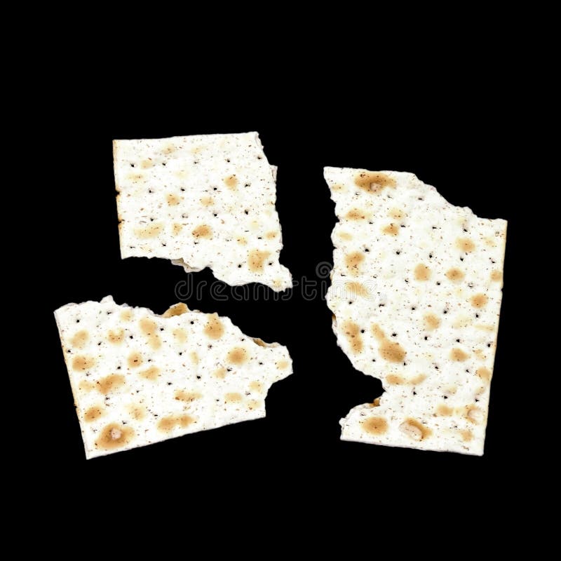 Ett foto av tre stycken av matzah eller matza som isoleras på svart bakgrund Matzah för de judiska påskhögtidferierna ställe för fotografering för bildbyråer Ett foto av tre stycken av matzah eller matza som isoleras på svart bakgrund Matzah för de judiska påskhögtidferierna ställe för fotografering för bildbyråer
