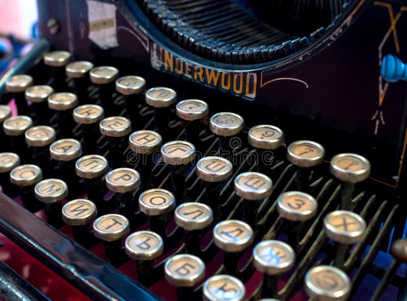 Ett fragment av en gammal skrivmaskin för Underwood för printingföretag arkivbilder Ett fragment av en gammal skrivmaskin för Underwood för printingföretag arkivbilder