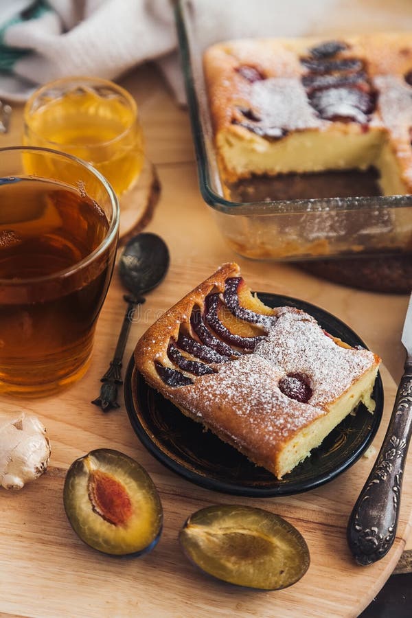 Ett fyrkantigt plommonsegment på en rund svart antikskylt, acacia honung, en vintage teaspoon arkivfoto Ett fyrkantigt plommonsegment på en rund svart antikskylt, acacia honung, en vintage teaspoon arkivfoto