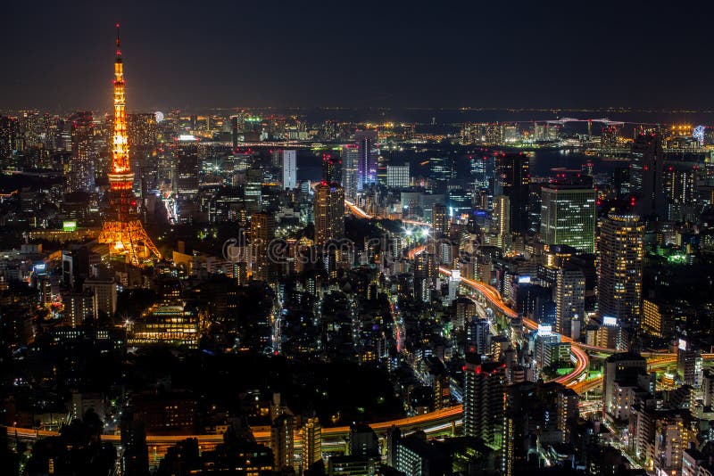 Ett färgrikt av den bästa sikten för cityscapenatt av det Tokyo tornet royaltyfri bild