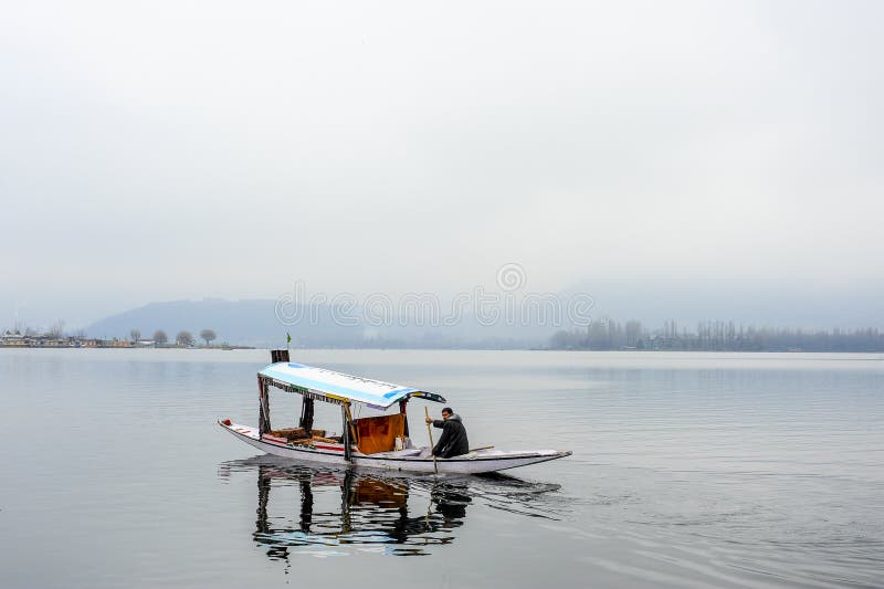 Ett härligt fartyg som kallades `-shikara`, användes på Dal Lake Kashmir, Indien under vinter royaltyfri foto Ett härligt fartyg som kallades `-shikara`, användes på Dal Lake Kashmir, Indien under vinter royaltyfri foto