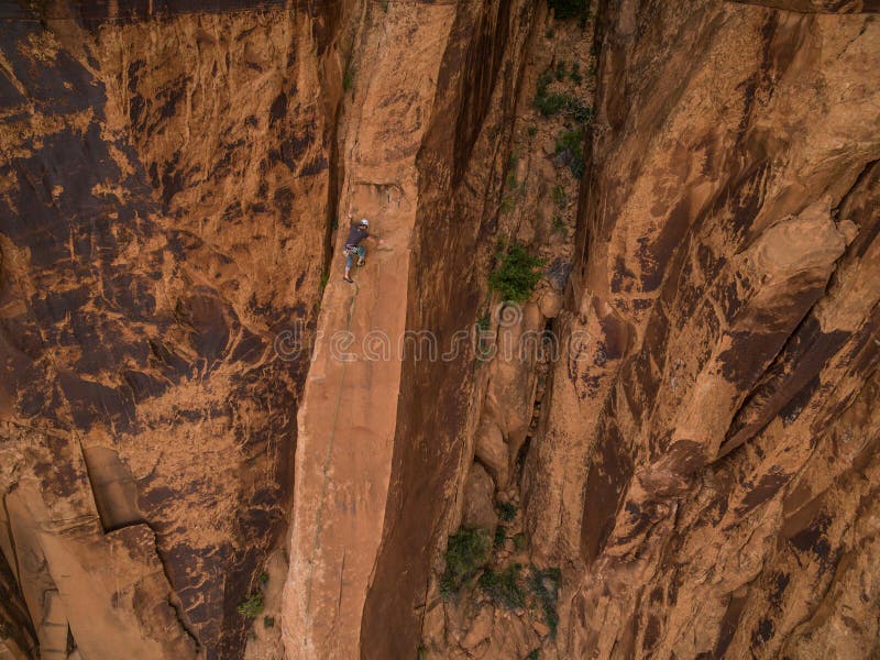 Ett kompetent vaggar klättraren på ökenväggarna av Moab Utah royaltyfria bilder Ett kompetent vaggar klättraren på ökenväggarna av Moab Utah royaltyfria bilder