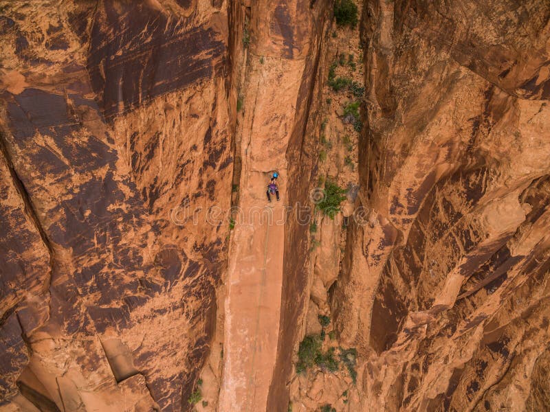 Ett kompetent vaggar klättraren på ökenväggarna av Moab Utah royaltyfri foto Ett kompetent vaggar klättraren på ökenväggarna av Moab Utah royaltyfri foto