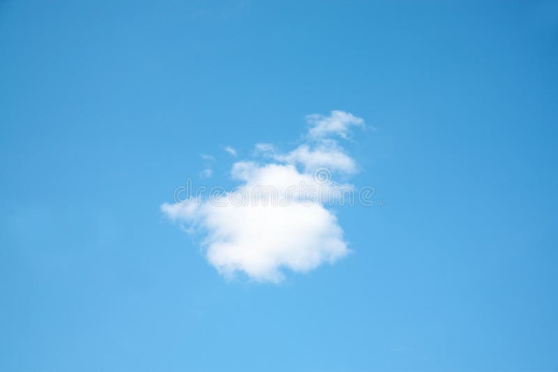 Ett litet vitt moln på ljus - blå himmel royaltyfri foto Ett litet vitt moln på ljus - blå himmel royaltyfri foto