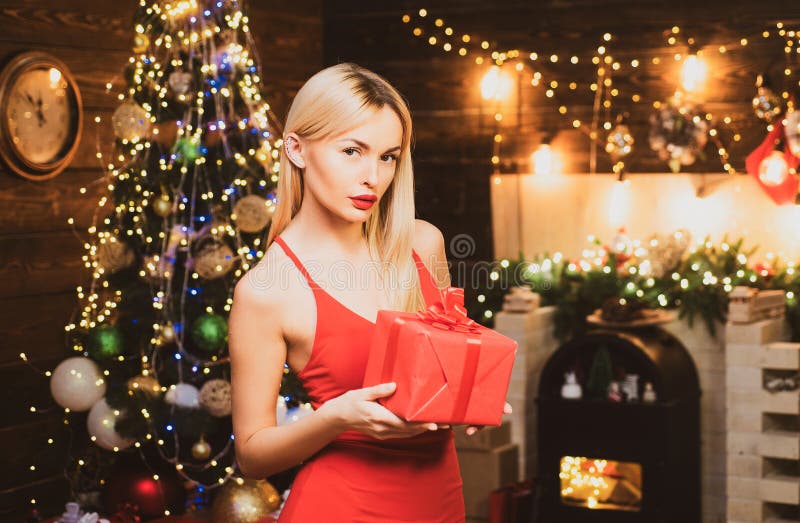 Ett lyckligt nytt år för er. 'Kristmas-förberedelsens lyxtjej firar nytt år'. royaltyfri bild