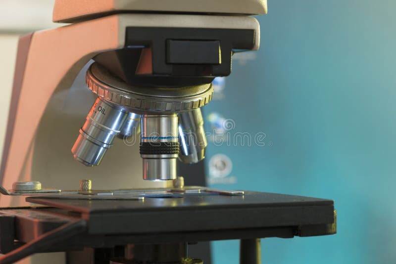 Ett mikroskop för medicinskt laboratorium arkivfoton