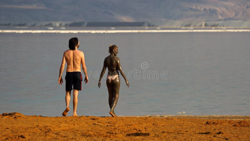 Ett par på Dead sea strand, Ein Bokek, Israel